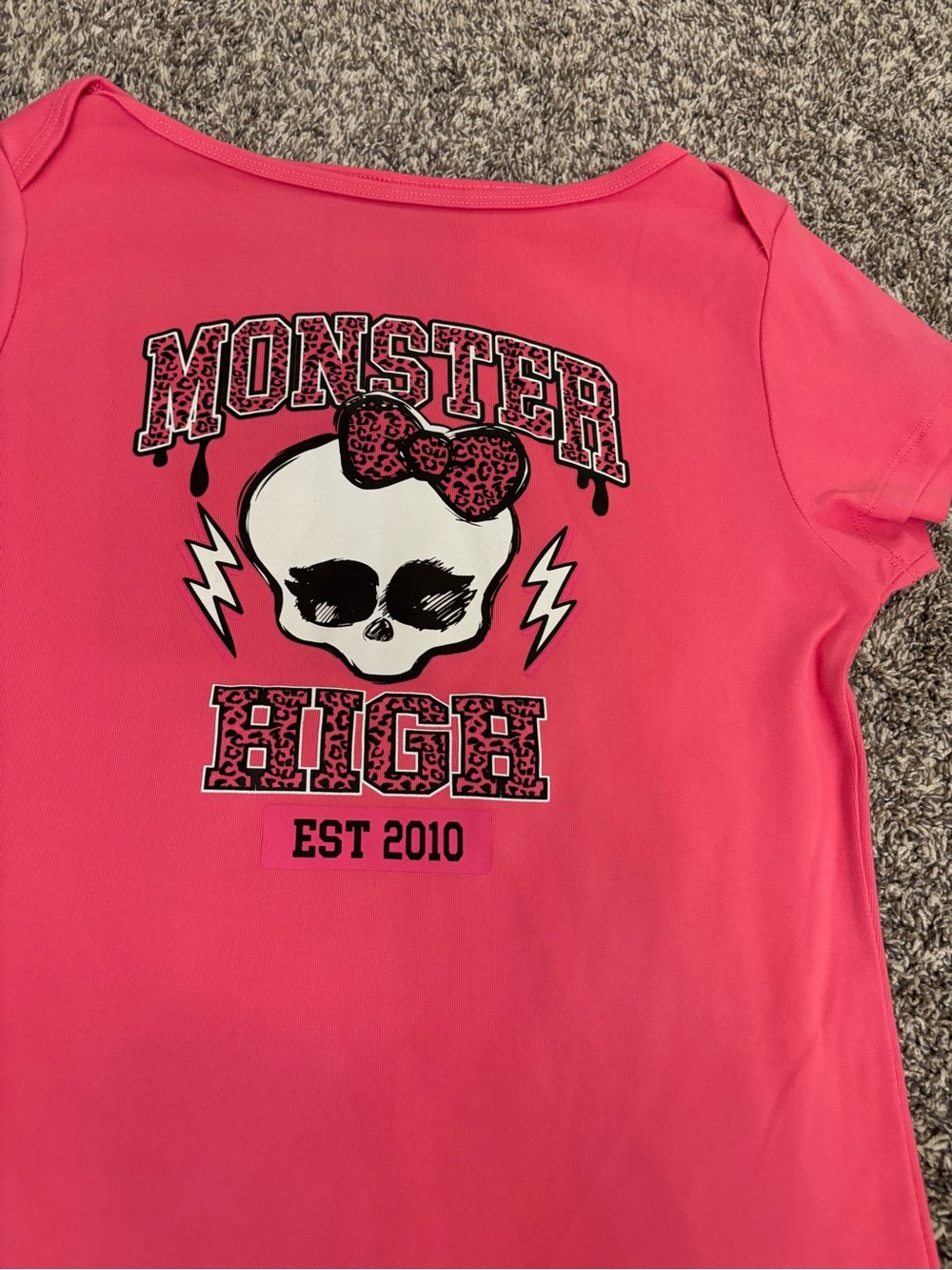 NWOT Mattel Monster High women’s Hot Pink Graphic Short Sleeve Tee Sz medium - Picture 2 of 3